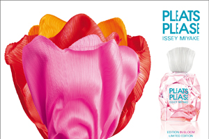 Pleats Please in Bloom  กลิ่นหอมหวานของมวลดอกไม้แห่งจินตนาการ